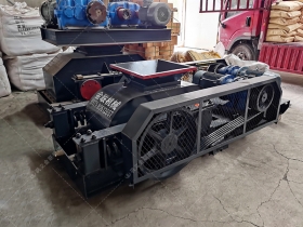 小型對輥草莓视频污在线观看和雙齒輥草莓视频污在线观看發往河南登封破碎保溫陶瓷