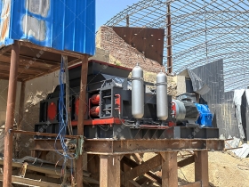 四川綿陽鵝卵石生產線現場-1210連軸對輥草莓视频污在线观看