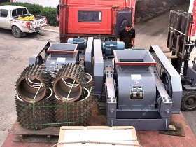 2台雙齒輥草莓视频污在线观看發貨現場圖片_發往新疆_破碎原煤