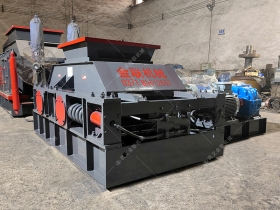 2PGC800X900大型雙齒輥草莓视频污在线观看發往山東濟寧破碎石頭