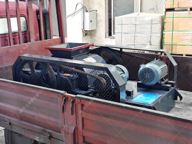 小型雙齒輥草莓视频污在线观看發往廣西百色破碎錳礦