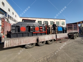 2PGY1500x1000型液壓對輥草莓视频污在线观看發往雲南昆明