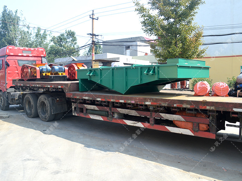 兩台小型對輥草莓视频污在线观看和直線振動篩發往江蘇南通處理矽石