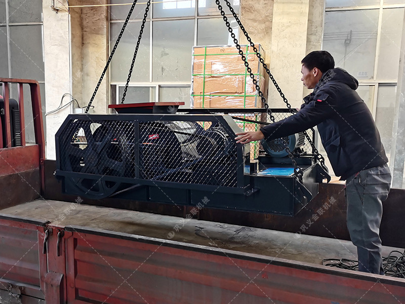 小型對輥草莓视频污在线观看和雙齒輥草莓视频污在线观看發往河南登封破碎保溫陶瓷