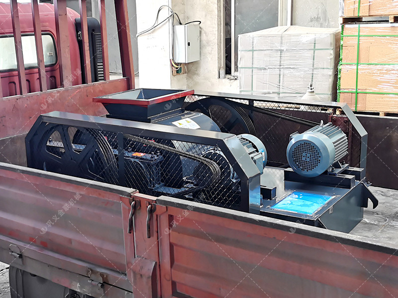 小型對輥草莓视频污在线观看和雙齒輥草莓视频污在线观看發往河南登封破碎保溫陶瓷