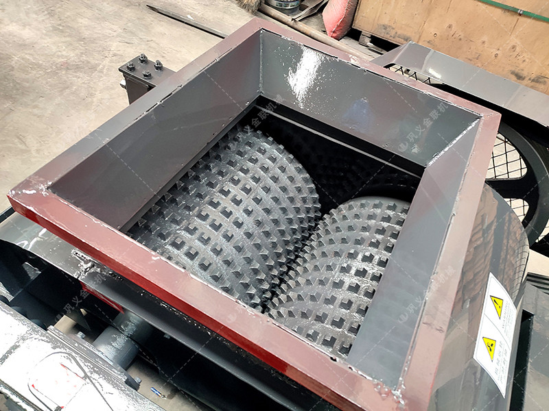 2PGC400X250小型雙齒輥草莓视频污在线观看發往江蘇徐州破碎玻璃